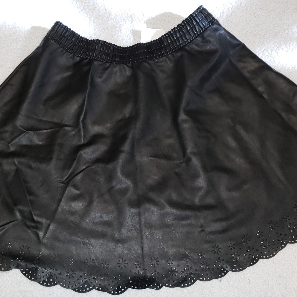 H&M PLEATHER MINI SKIRT WITH FLOWERED SCALLOPPED E